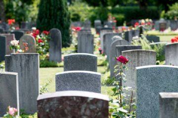 DIVIETO POSA VASI DI FIORI SUI MARCIAPIEDI ANTISTANTI I LOCULI DEL CIMITERO